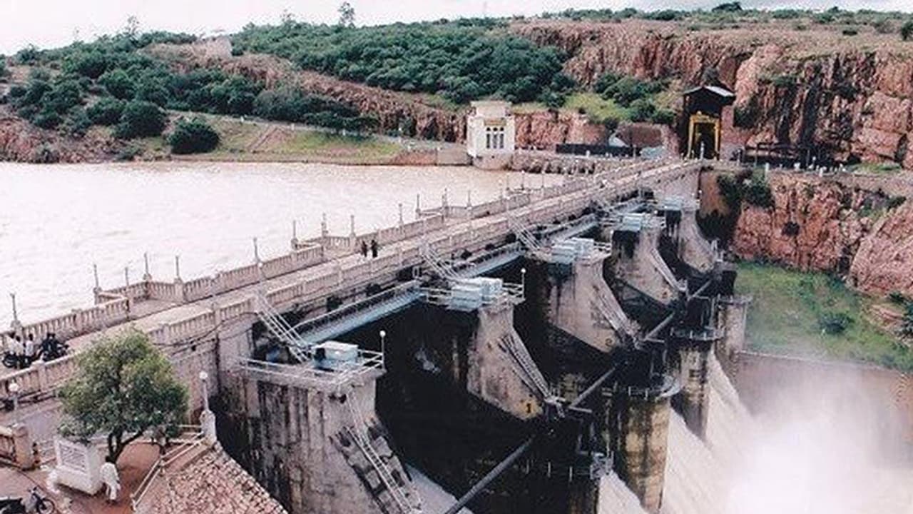 ಮಗುವಿನೊಂದಿಗೆ ಮಲಪ್ರಭಾ ನದಿಗೆ ಹಾರಿದ ತಾಯಿ, ಉತ್ತರ ಕನ್ನಡದಲ್ಲಿ ಲಾರಿ ಕಂದಕಕ್ಕೆ ಬಿದ್ದು 2 ಸಾವು ಮಗುವಿನೊಂದಿಗೆ ಮಲಪ್ರಭಾ ನದಿಗೆ ಹಾರಿದ ತಾಯಿ, ಉತ್ತರ ಕನ್ನಡದಲ್ಲಿ ಲಾರಿ ಕಂದಕಕ್ಕೆ ಬಿದ್ದು 2 ಸಾವು