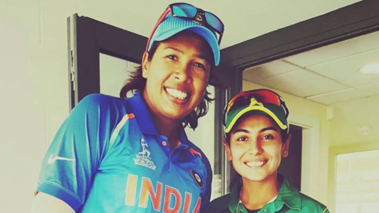 Wide grin on Pakistan’s Kainat Imtiaz after meeting her ‘inspiration’ Jhulan Goswami Wide grin on Pakistan’s Kainat Imtiaz after meeting her ‘inspiration’ Jhulan Goswami