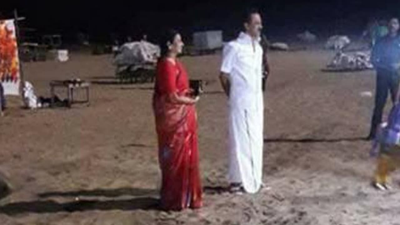 "நானும் குடும்ப தலைவன்தான்" மனைவியோடு மெரீனாவுக்கு 'கூல் விசிட்' அடித்த ஸ்டாலின் "நானும் குடும்ப தலைவன்தான்" மனைவியோடு மெரீனாவுக்கு 'கூல் விசிட்' அடித்த ஸ்டாலின்