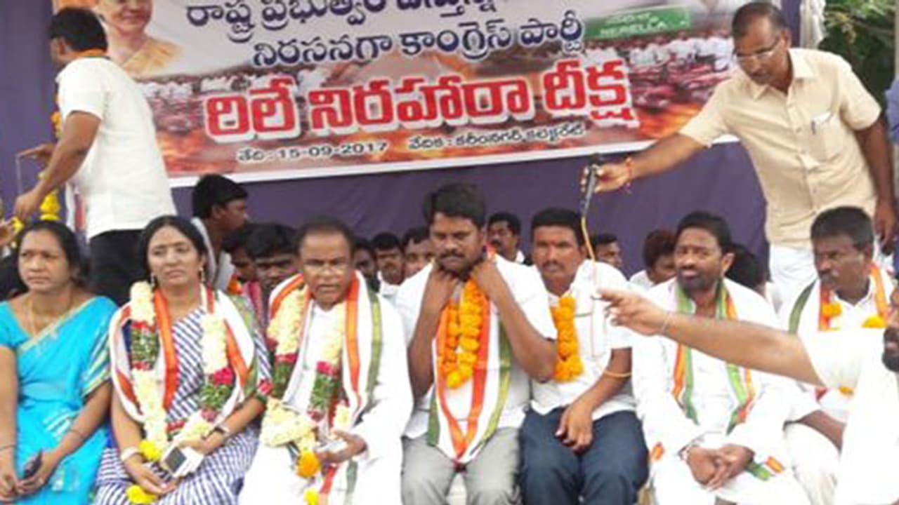 టిఆర్ఎస్ రసమయి అవినీతికి శ్రీనివాస్ బలి టిఆర్ఎస్ రసమయి అవినీతికి శ్రీనివాస్ బలి