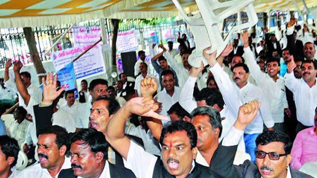 (వీడియో) హైదరాబాద్ ధర్నా చౌక్ మూసేస్తారా... (వీడియో) హైదరాబాద్ ధర్నా చౌక్ మూసేస్తారా...