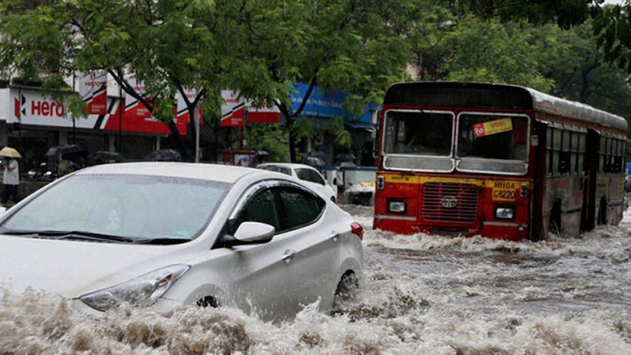 ಧಾರಾಕಾರ ಮಳೆಗೆ ವಾಣಿಜ್ಯ ನಗರಿ ತತ್ತರ: ಜನಜೀವನ ಸಂಪೂರ್ಣ ಅಸ್ತವ್ಯಸ್ತ ಧಾರಾಕಾರ ಮಳೆಗೆ ವಾಣಿಜ್ಯ ನಗರಿ ತತ್ತರ: ಜನಜೀವನ ಸಂಪೂರ್ಣ ಅಸ್ತವ್ಯಸ್ತ