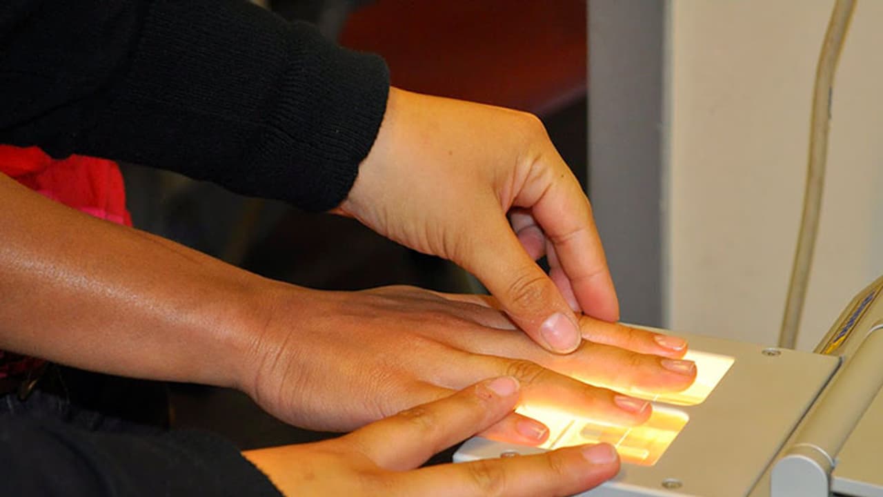 തൊഴിൽ വിസക്ക് വിരലടയാളം നൽകണമെന്ന നിയമം താത്കാലികമായി മരവിപ്പിച്ചു