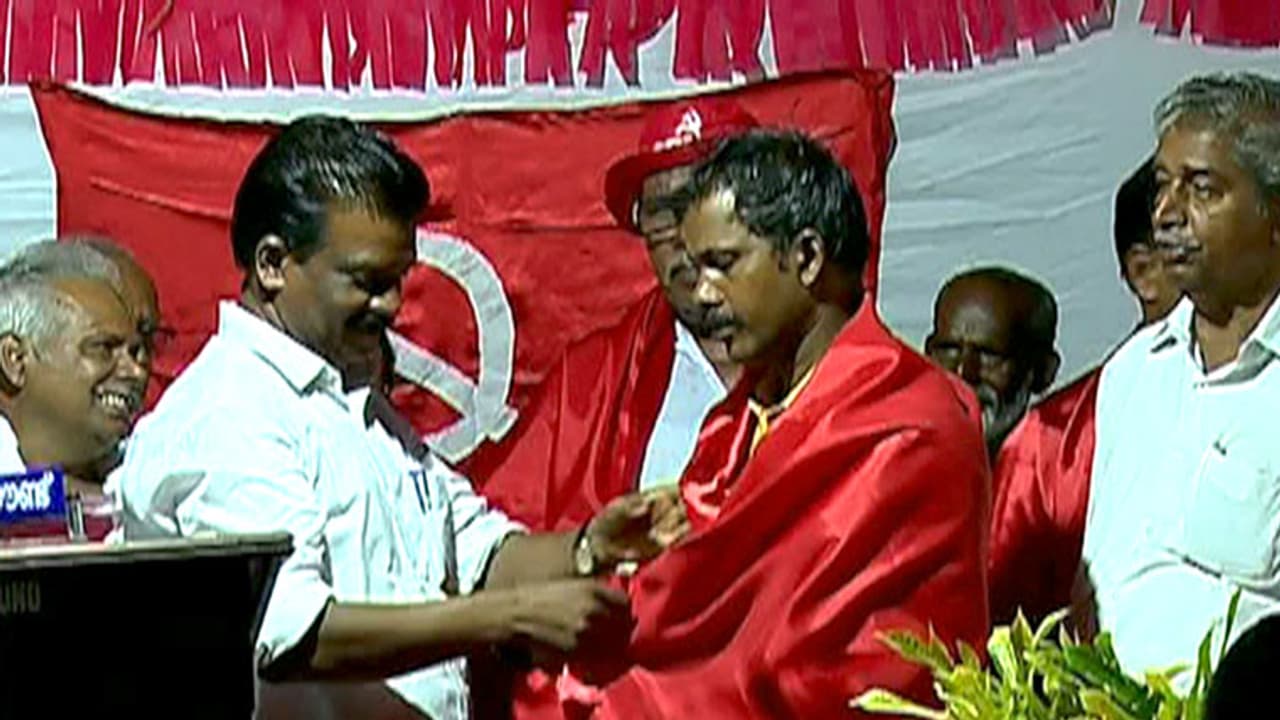 തൃശ്ശൂരില് സി.പി.ഐ പ്രവര്ത്തകര് കൂട്ടത്തോടെ സി.പി.എമ്മില് ചേര്ന്നു തൃശ്ശൂരില് സി.പി.ഐ പ്രവര്ത്തകര് കൂട്ടത്തോടെ സി.പി.എമ്മില് ചേര്ന്നു