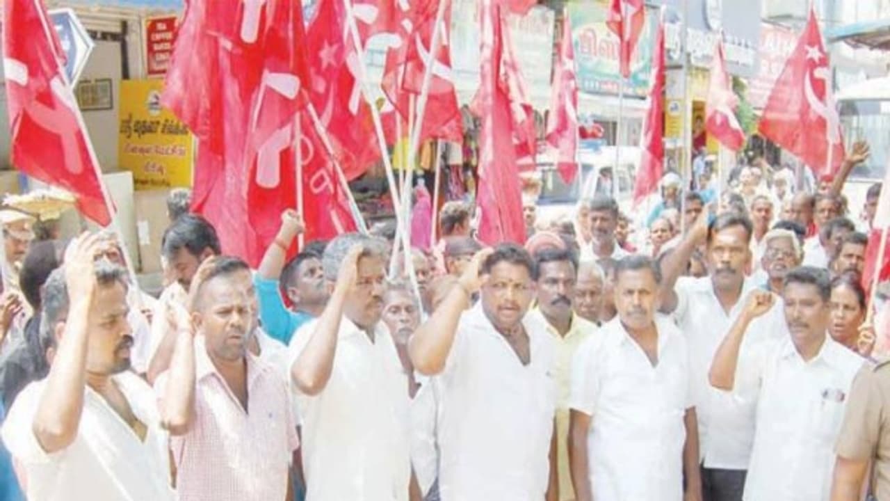 இலவச வீட்டுமனை பட்டா கேட்டு சுமைப்பணி தொழிலாளர்கள் காத்திருப்பு போராட்டம்... இலவச வீட்டுமனை பட்டா கேட்டு சுமைப்பணி தொழிலாளர்கள் காத்திருப்பு போராட்டம்...