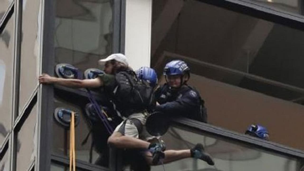 ട്രംപ് ടവറില് വലിഞ്ഞു കയറിയ സ്പൈഡര്മാന് പിടിയില്; കയറിയത് ഗ്ലാസ് ഭിത്തിയിലൂടെ 21 ാം നിലവരെ! ട്രംപ് ടവറില് വലിഞ്ഞു കയറിയ സ്പൈഡര്മാന് പിടിയില്; കയറിയത് ഗ്ലാസ് ഭിത്തിയിലൂടെ 21 ാം നിലവരെ!