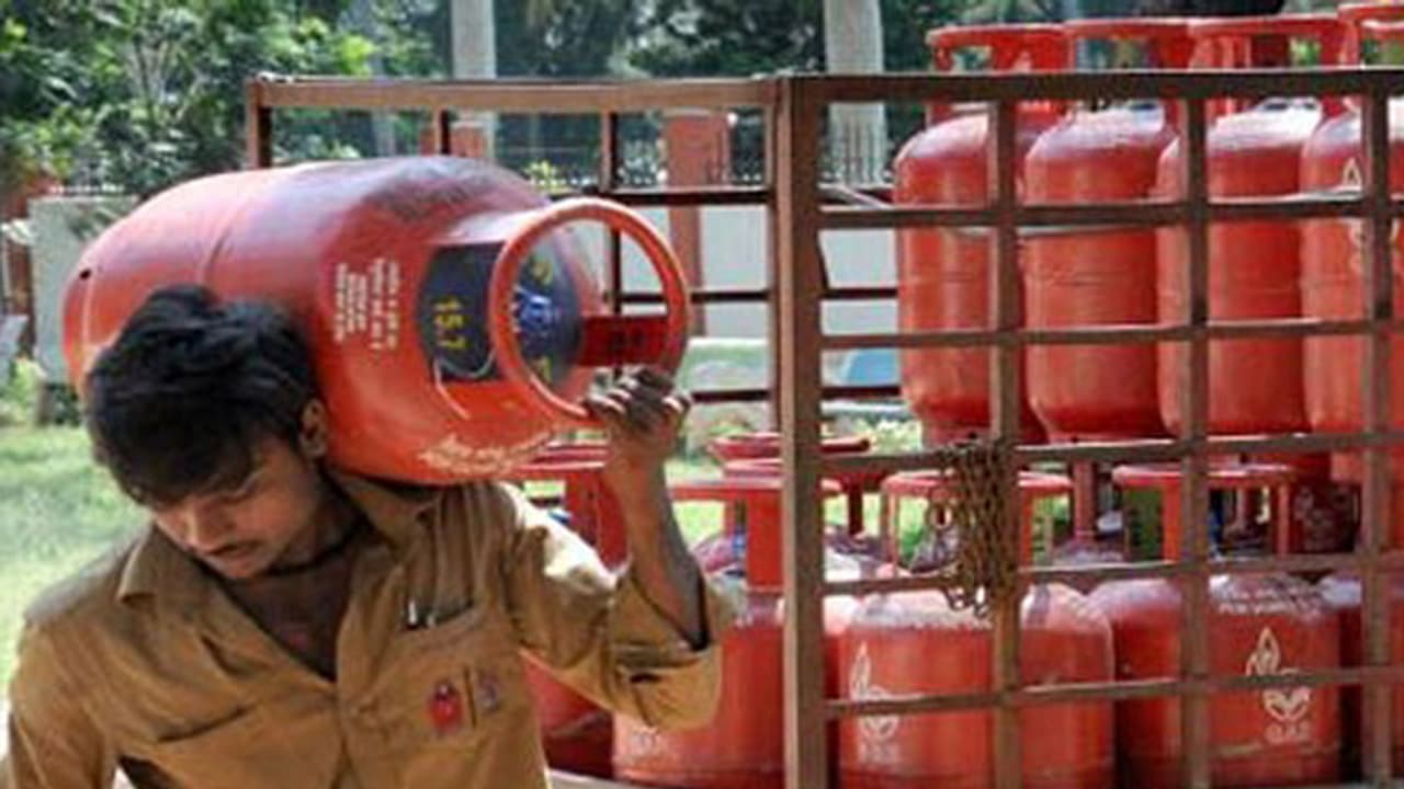 ಟ್ವಿಟ್ಟರ್, ಫೇಸ್'ಬುಕ್'ನಲ್ಲಿ ಸಿಲಿಂಡರ್ ಬುಕ್ ಮಾಡೋದು ಹೇಗೆ ಗೊತ್ತಾ..? ಟ್ವಿಟ್ಟರ್, ಫೇಸ್'ಬುಕ್'ನಲ್ಲಿ ಸಿಲಿಂಡರ್ ಬುಕ್ ಮಾಡೋದು ಹೇಗೆ ಗೊತ್ತಾ..?