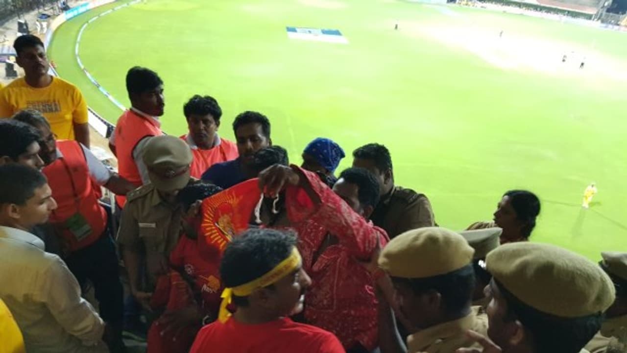 சேப்பாக்கம் மைதானத்திற்குள் செருப்பு வீச்சு…. பதற்றம்…போட்டிகள் சிறிது நேரம் நிறுத்தம்…தமிழர்களின் போராட்டம் உலகிற்கே தெரிந்தது... சேப்பாக்கம் மைதானத்திற்குள் செருப்பு வீச்சு…. பதற்றம்…போட்டிகள் சிறிது நேரம் நிறுத்தம்…தமிழர்களின் போராட்டம் உலகிற்கே தெரிந்தது...