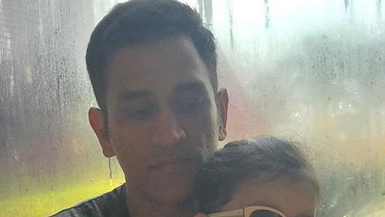 ಮಗಳು ಝೀವಾಳೊಂದಿಗೆ ಮಣ್ಣಲ್ಲಿ ಧೋನಿ ಆಟ ಮಗಳು ಝೀವಾಳೊಂದಿಗೆ ಮಣ್ಣಲ್ಲಿ ಧೋನಿ ಆಟ