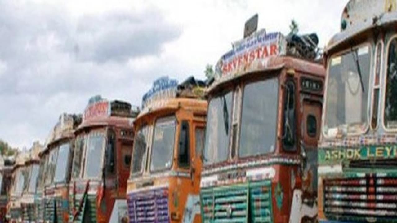 കൊച്ചിയില് നിന്ന് ലോറിയിൽ യുപിയിലേക്ക് കടക്കാന് ശ്രമം, 72 പേരെ തിരിച്ചയച്ചു; ലോറി ഡ്രൈവർക്കെതിരെ കേസ് കൊച്ചിയില് നിന്ന് ലോറിയിൽ യുപിയിലേക്ക് കടക്കാന് ശ്രമം, 72 പേരെ തിരിച്ചയച്ചു; ലോറി ഡ്രൈവർക്കെതിരെ കേസ്