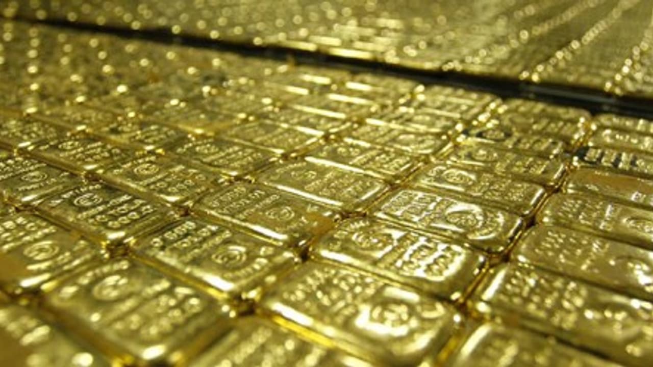 జేబులో రూ.3 కోట్ల బంగారం...స్మగ్లర్ల అరెస్ట్ జేబులో రూ.3 కోట్ల బంగారం...స్మగ్లర్ల అరెస్ట్