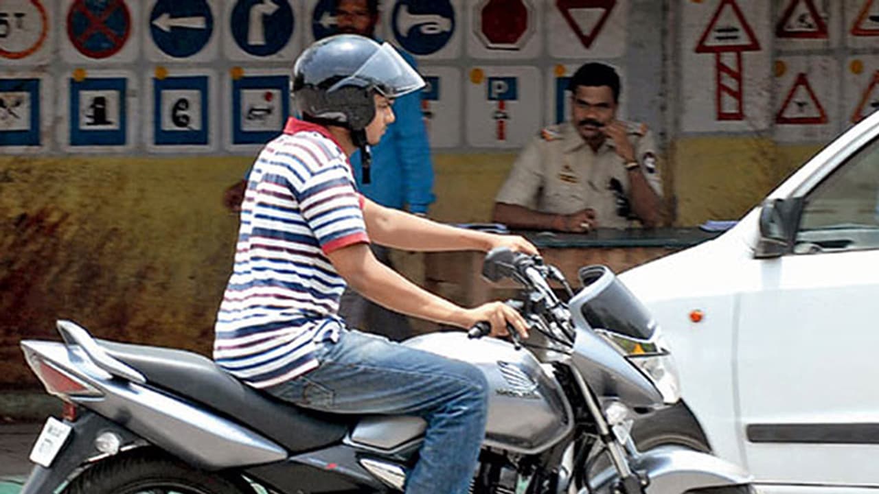 ഡ്രൈവിംഗ് ടെസ്റ്റിൽ അടിമുടി വീഴ്ചയെന്ന് സിഎജി, സീറ്റ് ബെൽറ്റില്ല, ഹെൽമെറ്റില്ല,ഡ്രൈവിംഗ് സ്കൂളുകാരുടെ ഇടപെടലും ഡ്രൈവിംഗ് ടെസ്റ്റിൽ അടിമുടി വീഴ്ചയെന്ന് സിഎജി, സീറ്റ് ബെൽറ്റില്ല, ഹെൽമെറ്റില്ല,ഡ്രൈവിംഗ് സ്കൂളുകാരുടെ ഇടപെടലും