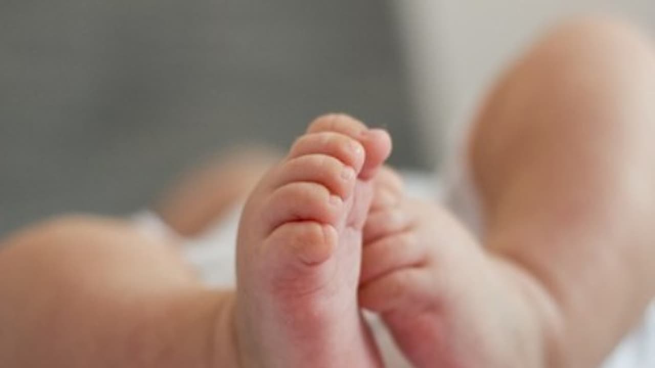 பிறந்த பெண் குழந்தையை ரூ.50 ஆயிரத்திற்கு விற்ற தாய்; ஏஜெண்டாக செயல்பட்ட அரசு மருத்துவமனை ஊழியர்... பிறந்த பெண் குழந்தையை ரூ.50 ஆயிரத்திற்கு விற்ற தாய்; ஏஜெண்டாக செயல்பட்ட அரசு மருத்துவமனை ஊழியர்...