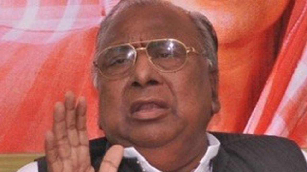 స్వంత పార్టీ నేతలపై వీహెచ్ సంచలన ఆరోపణలు స్వంత పార్టీ నేతలపై వీహెచ్ సంచలన ఆరోపణలు