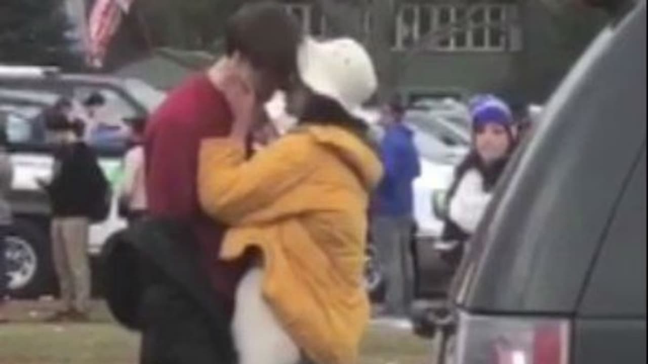 ஒபாமா மகளுக்கு 'கிஸ்' அடித்த இளைஞர்! அதிபர்கள் மகள்கள் ஆதரவு! ஒபாமா மகளுக்கு 'கிஸ்' அடித்த இளைஞர்! அதிபர்கள் மகள்கள் ஆதரவு!