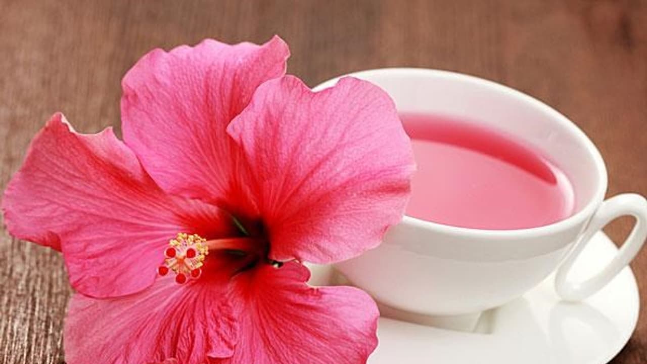 சருமத்தை பளபளப்பாக்க வேண்டுமா? செம்பருத்தி பூவை இப்படி சாப்பிடுங்கள்...