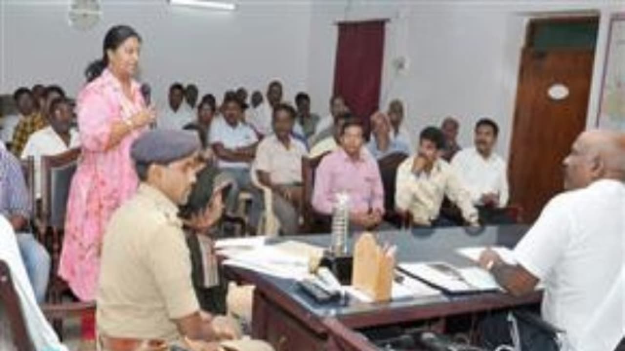 மன அழுத்தத்தில் திரியும் போலீஸ்; சிறப்பு பயிற்சி கொடுத்து சரி செய்ய போறாங்களாம் தருமபுரி ஐ.ஜி திட்டம்... மன அழுத்தத்தில் திரியும் போலீஸ்; சிறப்பு பயிற்சி கொடுத்து சரி செய்ய போறாங்களாம் தருமபுரி ஐ.ஜி திட்டம்...