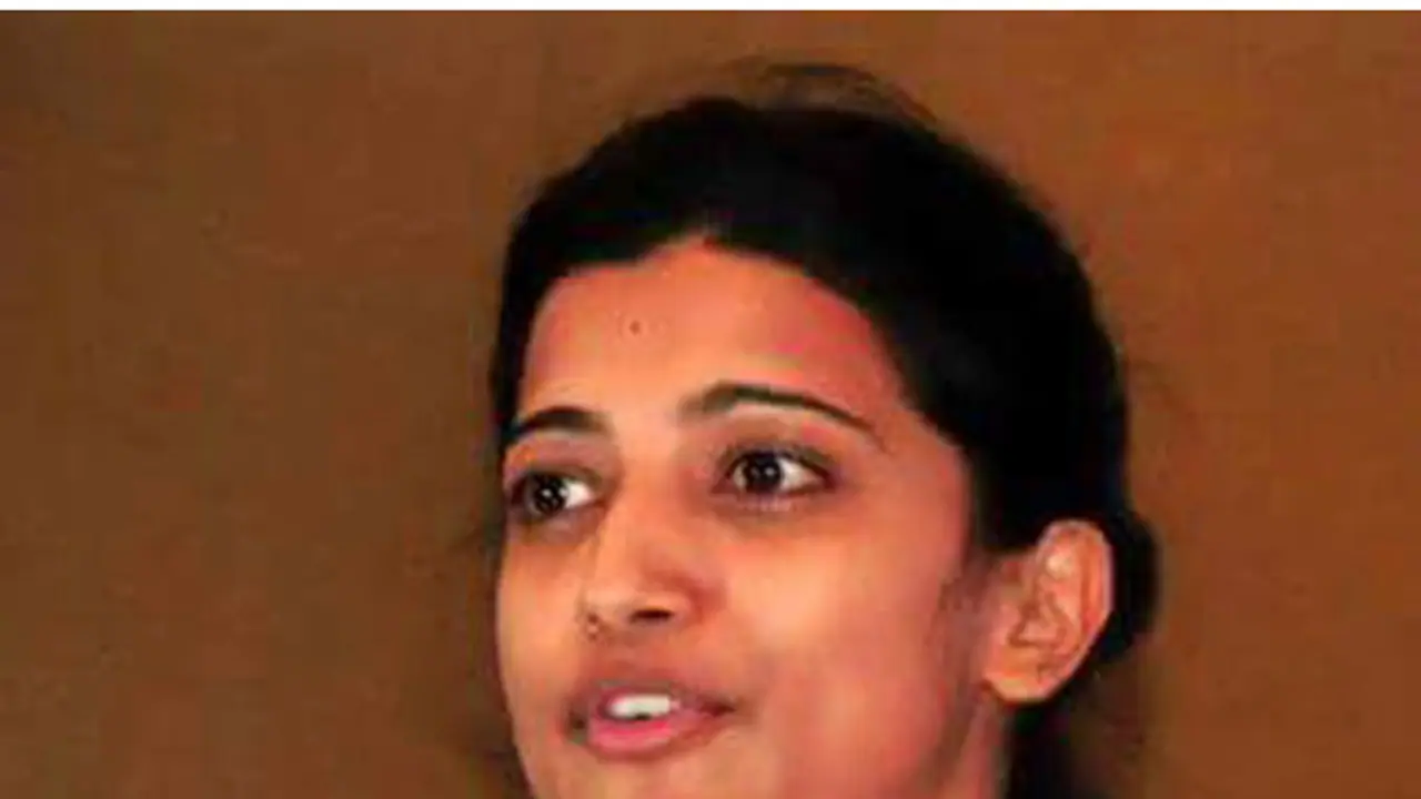 పాండవుల గుట్టపై అదరగొట్టిన ఆమ్రపాలి పాండవుల గుట్టపై అదరగొట్టిన ఆమ్రపాలి