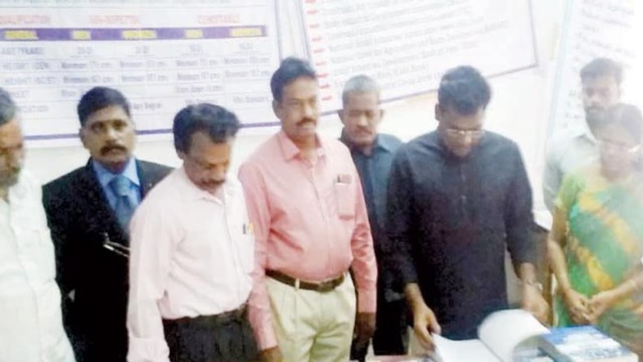 இனிவரும் காலங்களில் போட்டி தேர்வின்றி எந்த வேலையும் கிடைக்காது திருவண்ணாமலை ஆட்சியர் அறிவுரை... இனிவரும் காலங்களில் போட்டி தேர்வின்றி எந்த வேலையும் கிடைக்காது திருவண்ணாமலை ஆட்சியர் அறிவுரை...