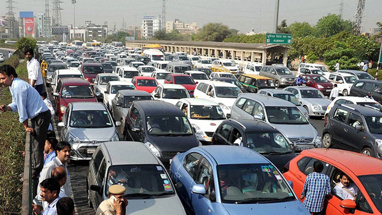 హైదరాబాద్ లో ట్రాఫిక్, పార్కింగ్ సమస్యలకు చెక్ హైదరాబాద్ లో ట్రాఫిక్, పార్కింగ్ సమస్యలకు చెక్