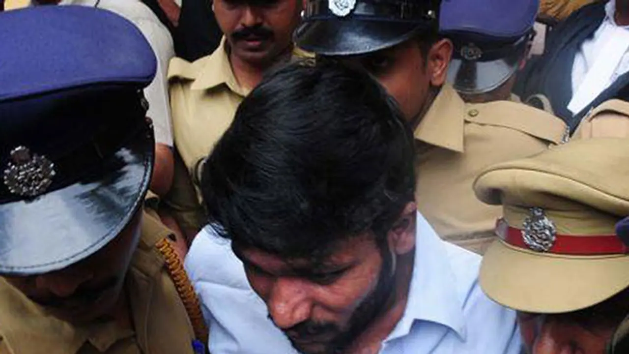 സൗമ്യവധക്കേസില് ഗോവിന്ദച്ചാമിക്ക് ജീവപര്യന്തം സൗമ്യവധക്കേസില് ഗോവിന്ദച്ചാമിക്ക് ജീവപര്യന്തം