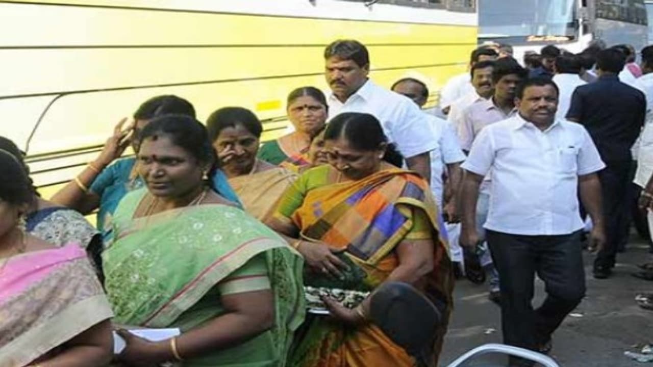 “போலீஸ் பாதுகாப்போடு தொகுதிக்கு வர்றோம் மக்களே ” எம்.எல்.ஏக்களின் மாஸ்டர் ப்ளான் “போலீஸ் பாதுகாப்போடு தொகுதிக்கு வர்றோம் மக்களே ” எம்.எல்.ஏக்களின் மாஸ்டர் ப்ளான்