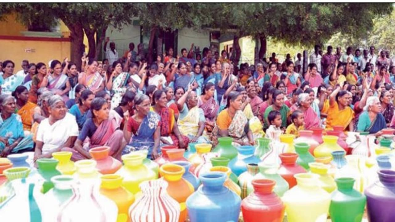 குடிநீர் கேட்டு வெற்றுக் குடங்களுடன் வந்த கிராம மக்கள்; ஆட்சியரிடம் மனு கொடுத்து முறையீடு... குடிநீர் கேட்டு வெற்றுக் குடங்களுடன் வந்த கிராம மக்கள்; ஆட்சியரிடம் மனு கொடுத்து முறையீடு...