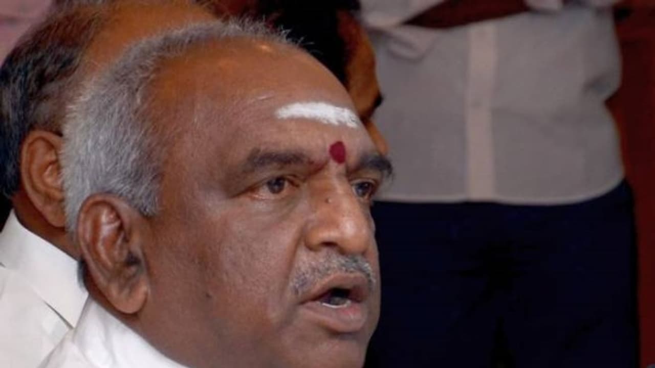 வாயைக் கொடுத்து மாட்டிகிட்டாரே தம்பிதுரை..! போட்டு தாக்கிய பொன்னார்..! வாயைக் கொடுத்து மாட்டிகிட்டாரே தம்பிதுரை..! போட்டு தாக்கிய பொன்னார்..!