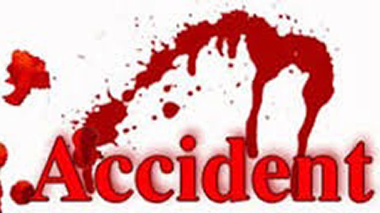 ప్రకాశం జిల్లాలో ఘోర రోడ్డు ప్రమాదం, నలుగురు మృతి ప్రకాశం జిల్లాలో ఘోర రోడ్డు ప్రమాదం, నలుగురు మృతి