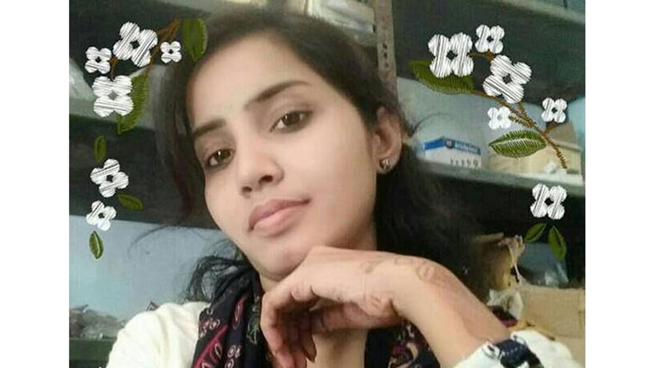 യുവതിയെ മുന് സഹപ്രവര്ത്തകന് നടുറോഡില് തീകൊളുത്തി കൊന്നു; കൊടും ക്രൂരതയ്ക്ക് പിന്നില്... യുവതിയെ മുന് സഹപ്രവര്ത്തകന് നടുറോഡില് തീകൊളുത്തി കൊന്നു; കൊടും ക്രൂരതയ്ക്ക് പിന്നില്...