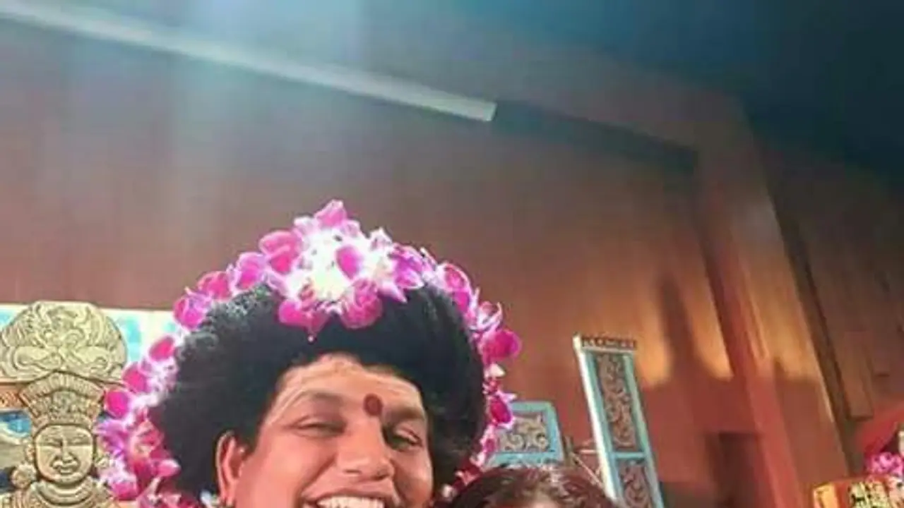 தனித் தீவில் மூன்று பெண்களுடன் தனிமை... சிஷ்யைகளுக்கு சொர்க்கத்தை காட்டும் நித்யானந்தா..! தனித் தீவில் மூன்று பெண்களுடன் தனிமை... சிஷ்யைகளுக்கு சொர்க்கத்தை காட்டும் நித்யானந்தா..!