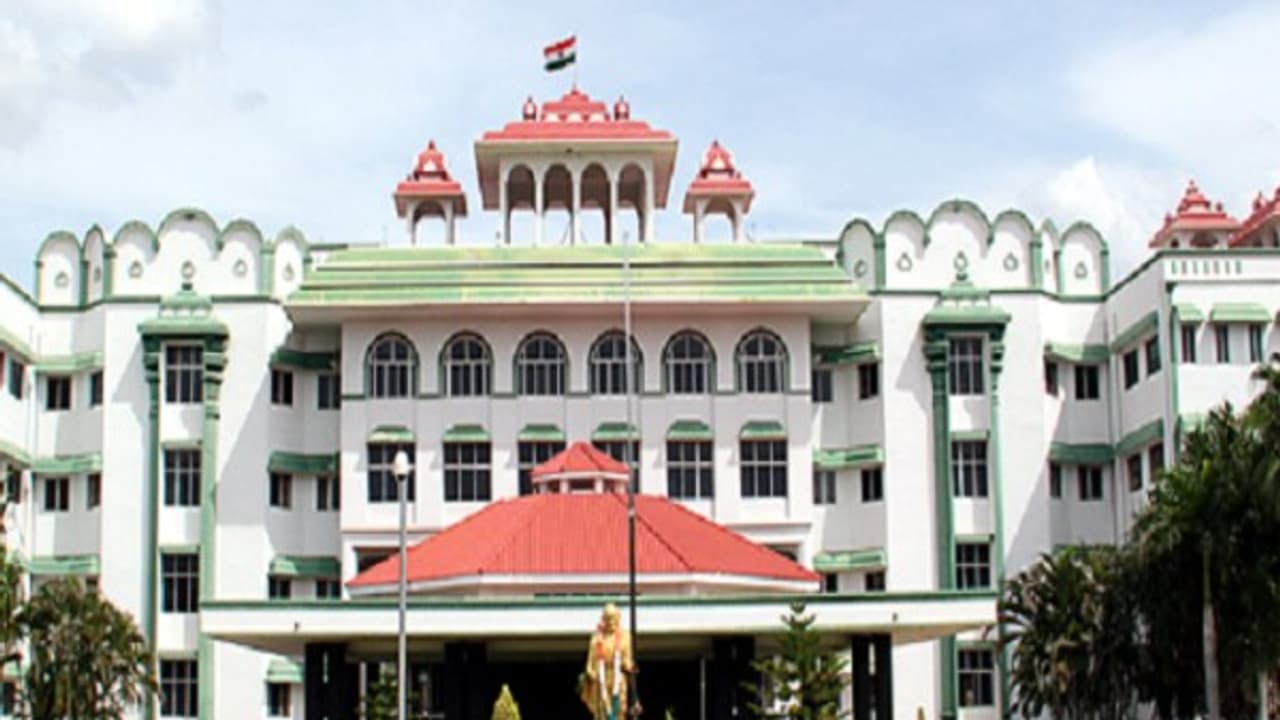 தொடரும் போலீஸ் அராஜகம்.. டிஎஸ்பி அறிக்கை தாக்கல் செய்ய உயர்நீதிமன்றம் உத்தரவு.!ஜமுனாவுக்கு நீதி கிடைக்குமா.?! தொடரும் போலீஸ் அராஜகம்.. டிஎஸ்பி அறிக்கை தாக்கல் செய்ய உயர்நீதிமன்றம் உத்தரவு.!ஜமுனாவுக்கு நீதி கிடைக்குமா.?!