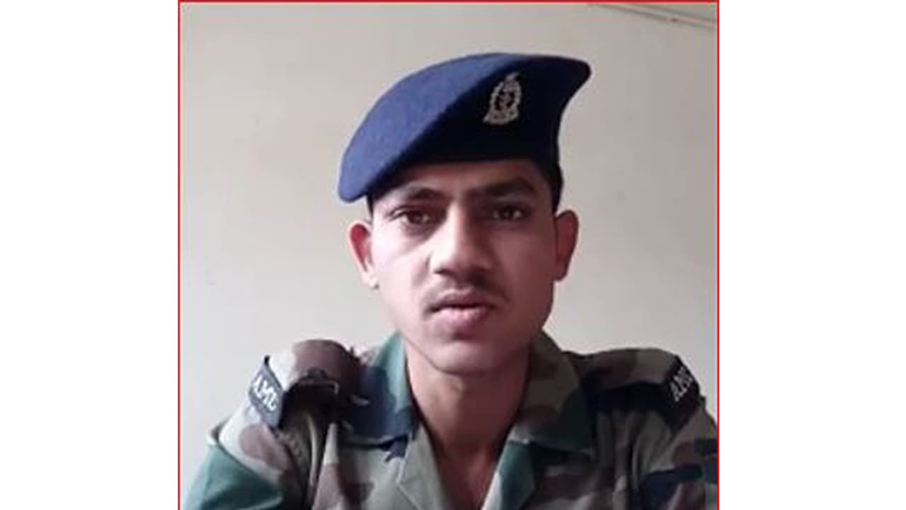 (ವಿಡಿಯೊ)ಕೆಲವು ಅಧಿಕಾರಿಗಳು ನಮ್ಮನ್ನು ಗುಲಾಮರಂತೆ ಕಾಣುತ್ತಾರೆ: ವೈರಲ್ ಆದ ಮತ್ತೊಬ್ಬ ಸೈನಿಕನ ವಿಡಿಯೊ (ವಿಡಿಯೊ)ಕೆಲವು ಅಧಿಕಾರಿಗಳು ನಮ್ಮನ್ನು ಗುಲಾಮರಂತೆ ಕಾಣುತ್ತಾರೆ: ವೈರಲ್ ಆದ ಮತ್ತೊಬ್ಬ ಸೈನಿಕನ ವಿಡಿಯೊ