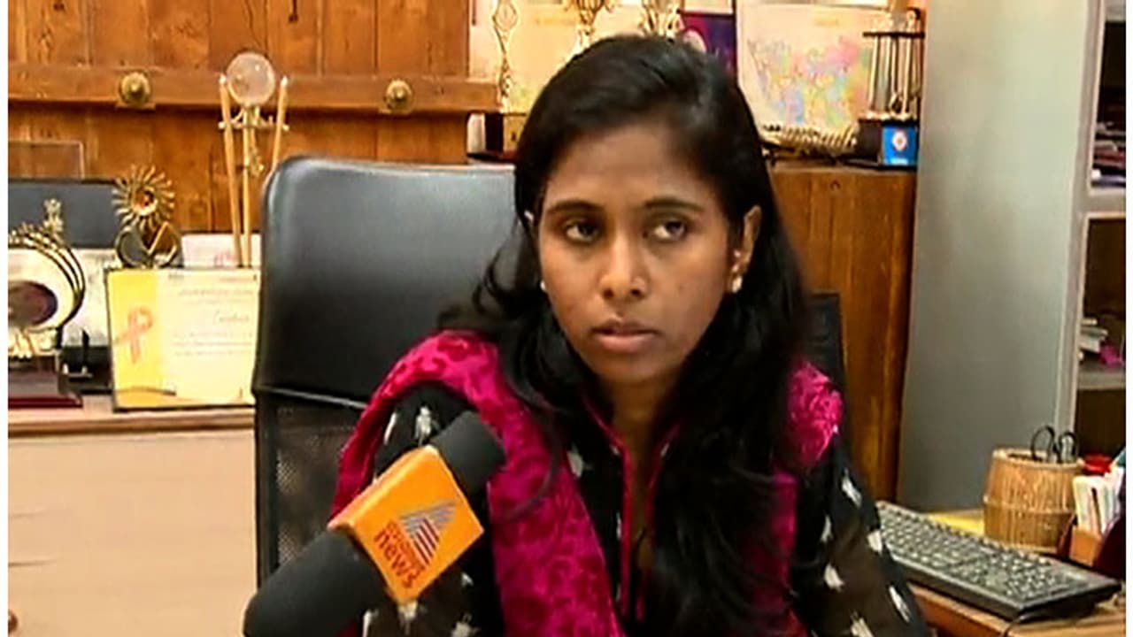 പരവൂര് ദുരന്തം; പൊലീസിനെതിരെ ആഞ്ഞടിച്ച് ജില്ലാ കളക്ടര് പരവൂര് ദുരന്തം; പൊലീസിനെതിരെ ആഞ്ഞടിച്ച് ജില്ലാ കളക്ടര്