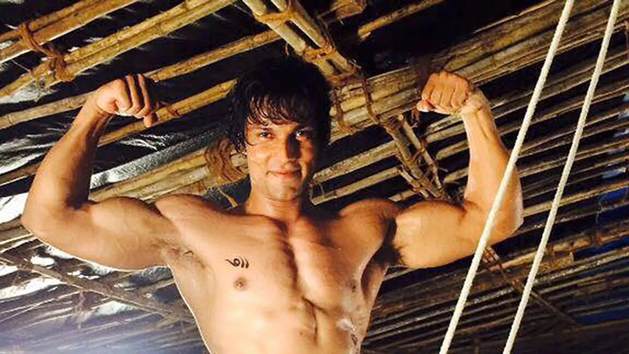 মদের দোকান থেকে এভাবেই ফেরত এলেন রণদীপ হুডা, পোস্ট করলেন ছবি