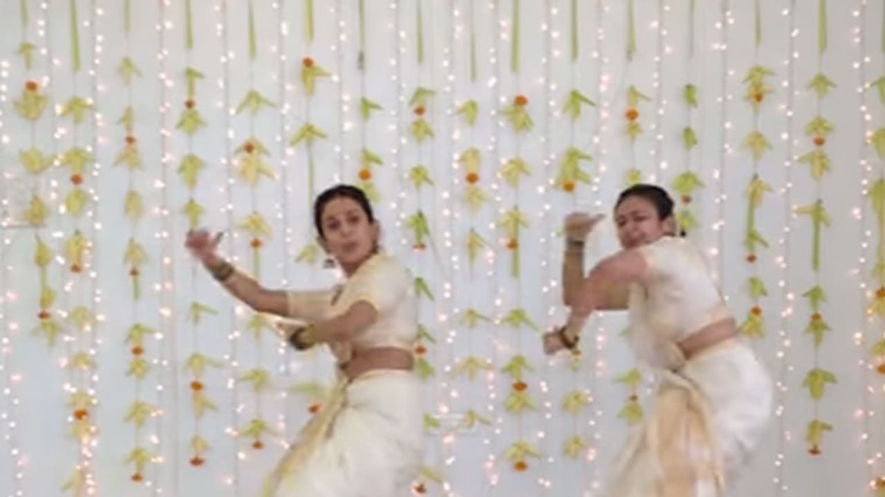 ജിമ്മിക്കി കമ്മലില് വീണ്ടും താരോദയം; അഞ്ച് ദിവസത്തനുള്ളില് 1.5 മില്യണ് കാഴ്ചക്കാര് ജിമ്മിക്കി കമ്മലില് വീണ്ടും താരോദയം; അഞ്ച് ദിവസത്തനുള്ളില് 1.5 മില്യണ് കാഴ്ചക്കാര്