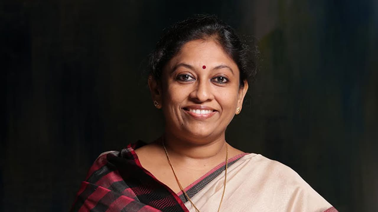 'അത് ഒരു ചരിത്ര ദൗത്യത്തിന്റെ പൂര്ത്തീകരണമാണ്'; ഡബ്ലുസിസിയെ പിന്തുണച്ച് കെ ആര് മീര 'അത് ഒരു ചരിത്ര ദൗത്യത്തിന്റെ പൂര്ത്തീകരണമാണ്'; ഡബ്ലുസിസിയെ പിന്തുണച്ച് കെ ആര് മീര