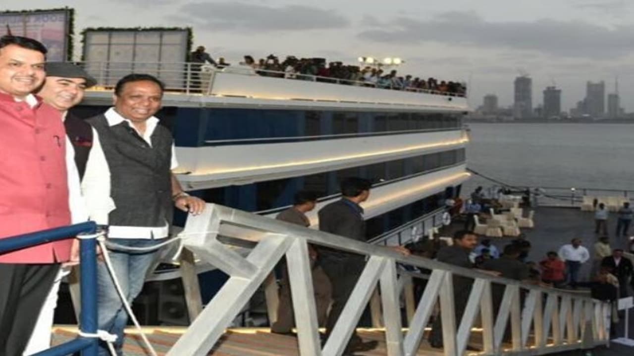 கடலில் மிதக்கும் சொகுசு ஓட்டல் ..மும்பை மக்கள் உற்சாகம் .....