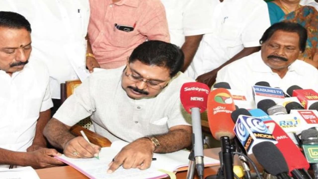 அதிமுக அணிகளை ஒருங்கிணைக்க ஐவர் குழு: தினகரன் எந்நேரமும் வெளியேற வாய்ப்பு! அதிமுக அணிகளை ஒருங்கிணைக்க ஐவர் குழு: தினகரன் எந்நேரமும் வெளியேற வாய்ப்பு!