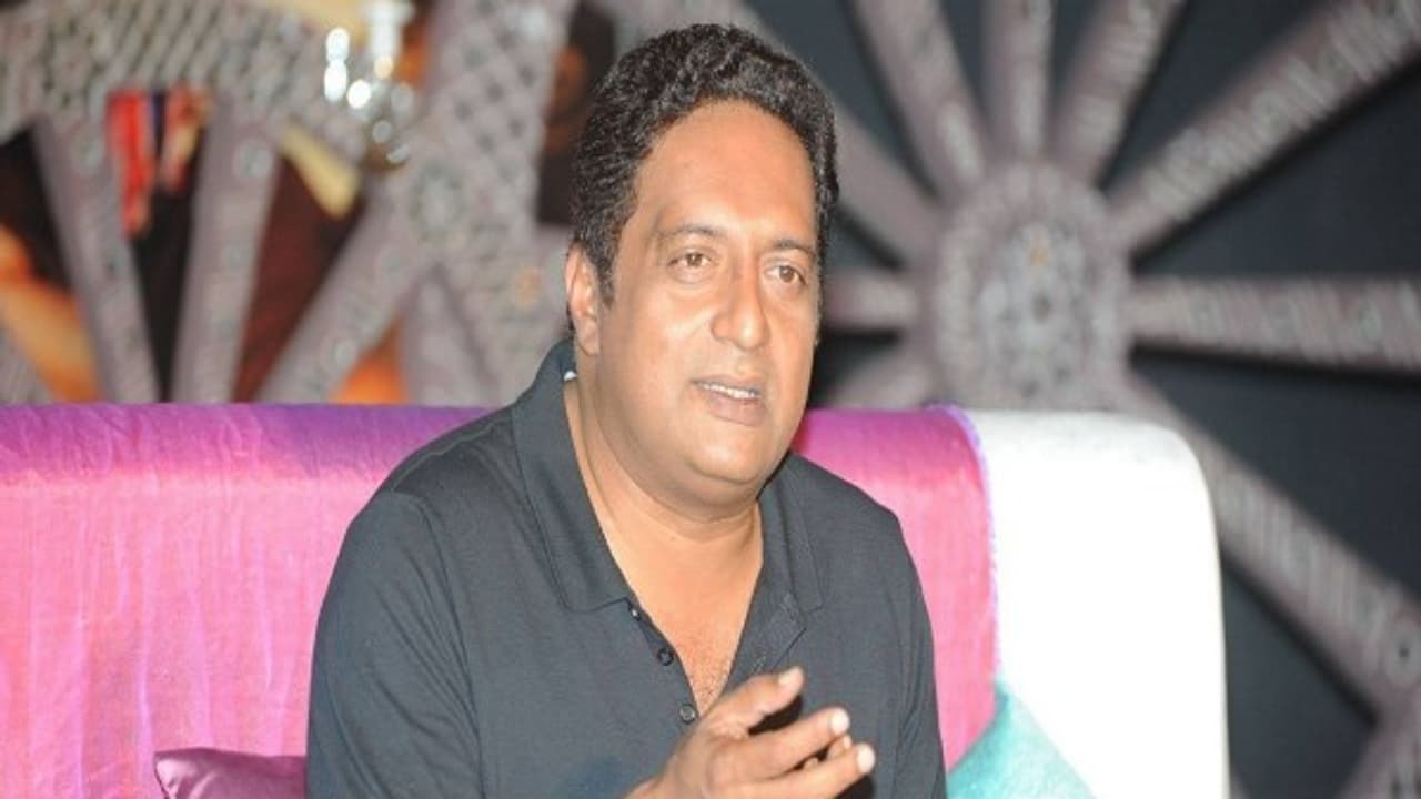 காடுகள், மலைகளை கடந்து ஓடும் காவிரியால், சுயநலவாதிகளின் சூழ்ச்சியை கடக்க முடியவில்லை!! பிரகாஷ் ராஜ் வேதனை காடுகள், மலைகளை கடந்து ஓடும் காவிரியால், சுயநலவாதிகளின் சூழ்ச்சியை கடக்க முடியவில்லை!! பிரகாஷ் ராஜ் வேதனை