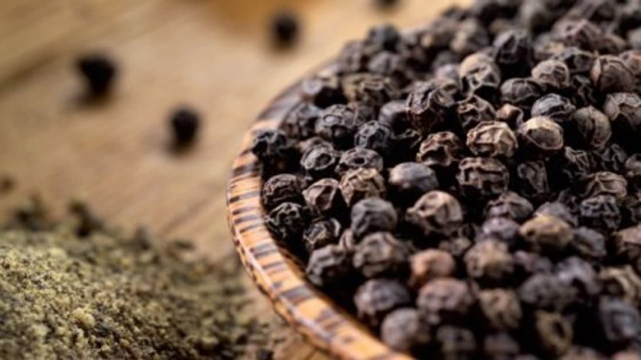 വെറും വയറ്റിൽ കുരുമുളക് തിളപ്പിച്ച വെള്ളം കുടിച്ചാലുള്ള ഗുണങ്ങൾ വെറും വയറ്റിൽ കുരുമുളക് തിളപ്പിച്ച വെള്ളം കുടിച്ചാലുള്ള ഗുണങ്ങൾ