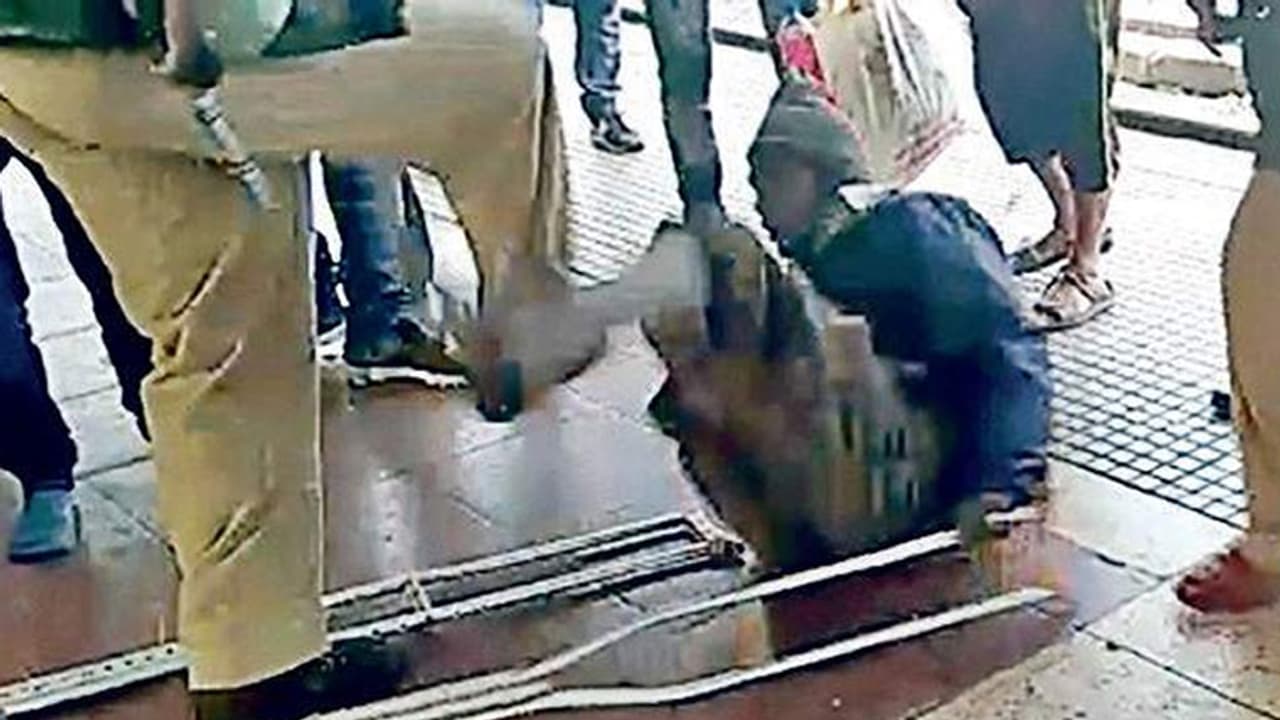 ಮೊಬೈಲ್ ಕದ್ದಿದ್ದಾನೆ ಎಂದು ಅಂಗವಿಕಲನಿಗೆ ಹಿಗ್ಗಾಮುಗ್ಗಾ ಥಳಿಸಿದ ಪೊಲೀಸರು! ಮೊಬೈಲ್ ಕದ್ದಿದ್ದಾನೆ ಎಂದು ಅಂಗವಿಕಲನಿಗೆ ಹಿಗ್ಗಾಮುಗ್ಗಾ ಥಳಿಸಿದ ಪೊಲೀಸರು!