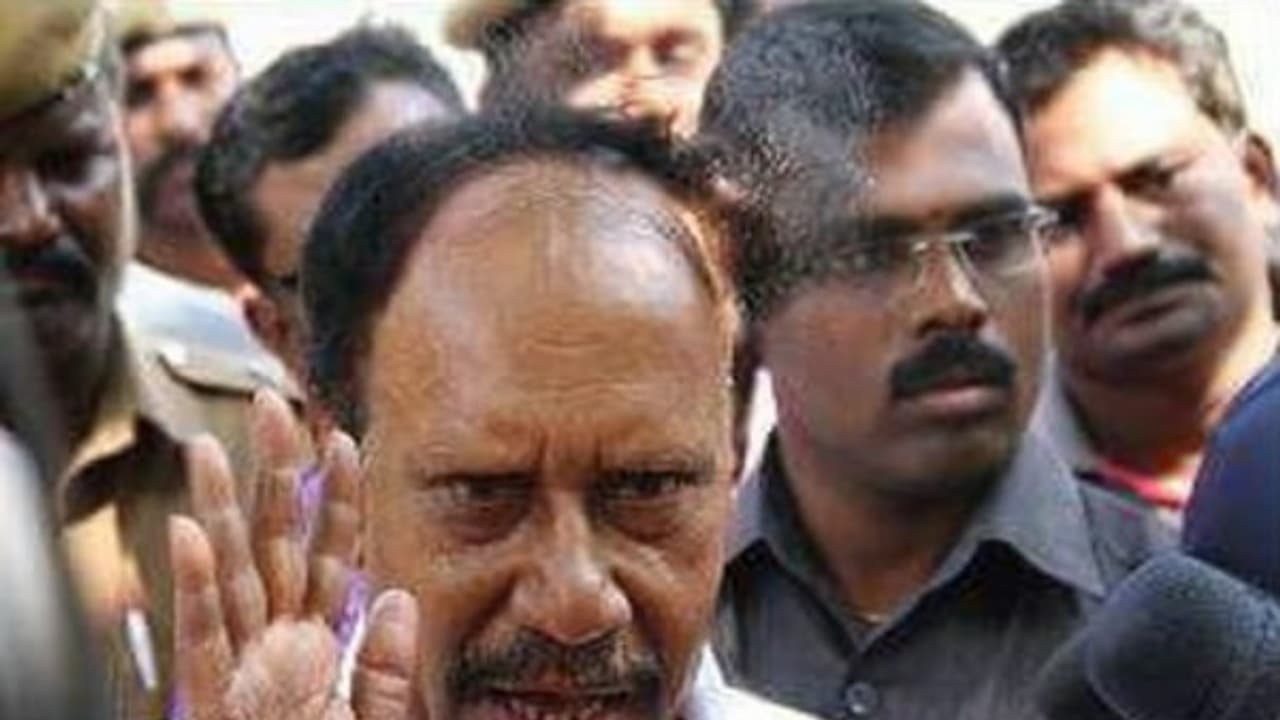 பணத்த எங்ககிட்ட கொடுங்க... நாங்க மேம்படுத்திகிறோம்... தம்பிதுரை தடாலடி...! பணத்த எங்ககிட்ட கொடுங்க... நாங்க மேம்படுத்திகிறோம்... தம்பிதுரை தடாலடி...!