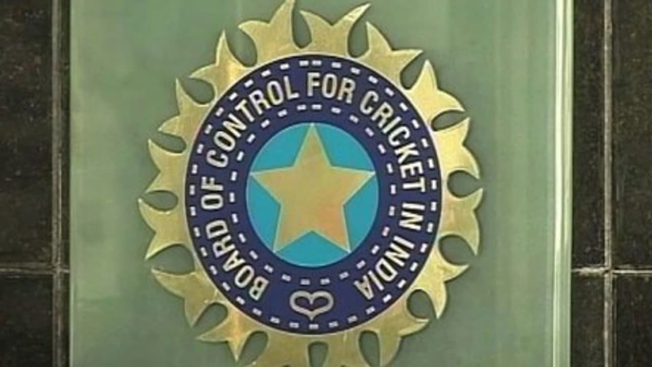 பயிற்சியாளர் பதவி நியமனம் குறித்து இந்திய வீரர்களிடம் கருத்து கேட்க பிசிசிஐ முடிவு… பயிற்சியாளர் பதவி நியமனம் குறித்து இந்திய வீரர்களிடம் கருத்து கேட்க பிசிசிஐ முடிவு…