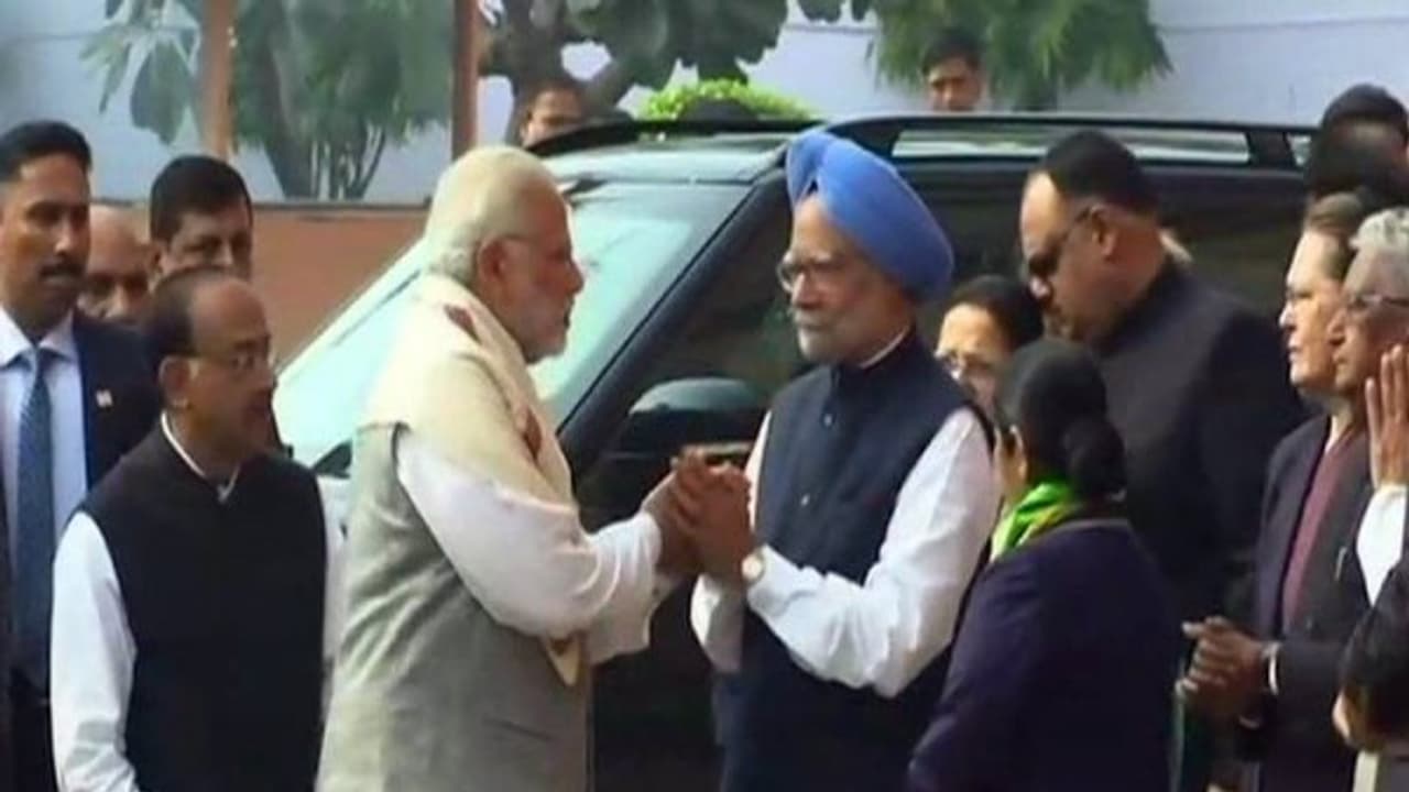 സാമ്പത്തിക പ്രതിസന്ധി മറികടക്കാന് മോദി സര്ക്കാറിന് 5 ഉപദേശങ്ങളുമായി മന്മോഹന് സിംഗ് സാമ്പത്തിക പ്രതിസന്ധി മറികടക്കാന് മോദി സര്ക്കാറിന് 5 ഉപദേശങ്ങളുമായി മന്മോഹന് സിംഗ്