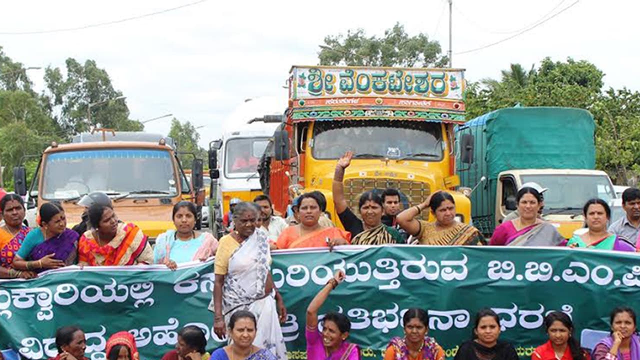 ಕ್ವಾರೀಲಿ ಕಸ ಸುರಿಯೋದಕ್ಕೆ ವಿರೋಧ ಕ್ವಾರೀಲಿ ಕಸ ಸುರಿಯೋದಕ್ಕೆ ವಿರೋಧ