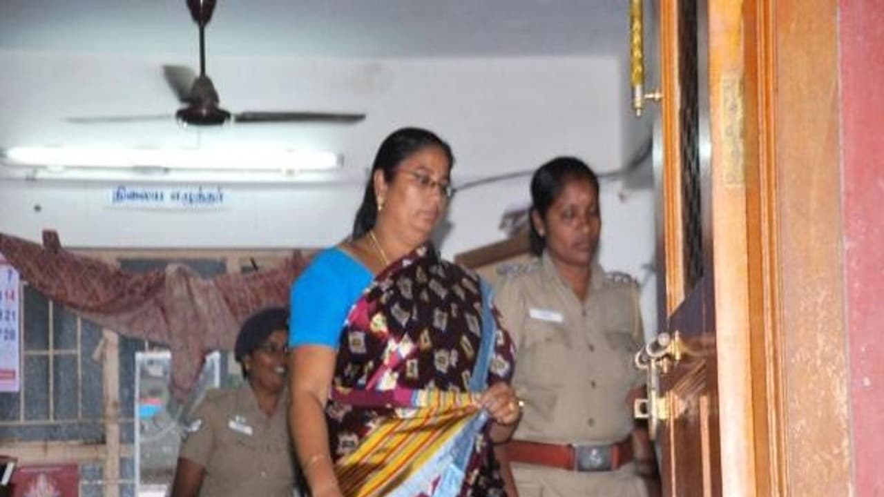 நிர்மலா தேவி சாட்சிகளை கலைத்துவிடுவார்...! ஜாமீன் மனுவை தள்ளுபடி செய்த நீதிமன்றம்...! நிர்மலா தேவி சாட்சிகளை கலைத்துவிடுவார்...! ஜாமீன் மனுவை தள்ளுபடி செய்த நீதிமன்றம்...!