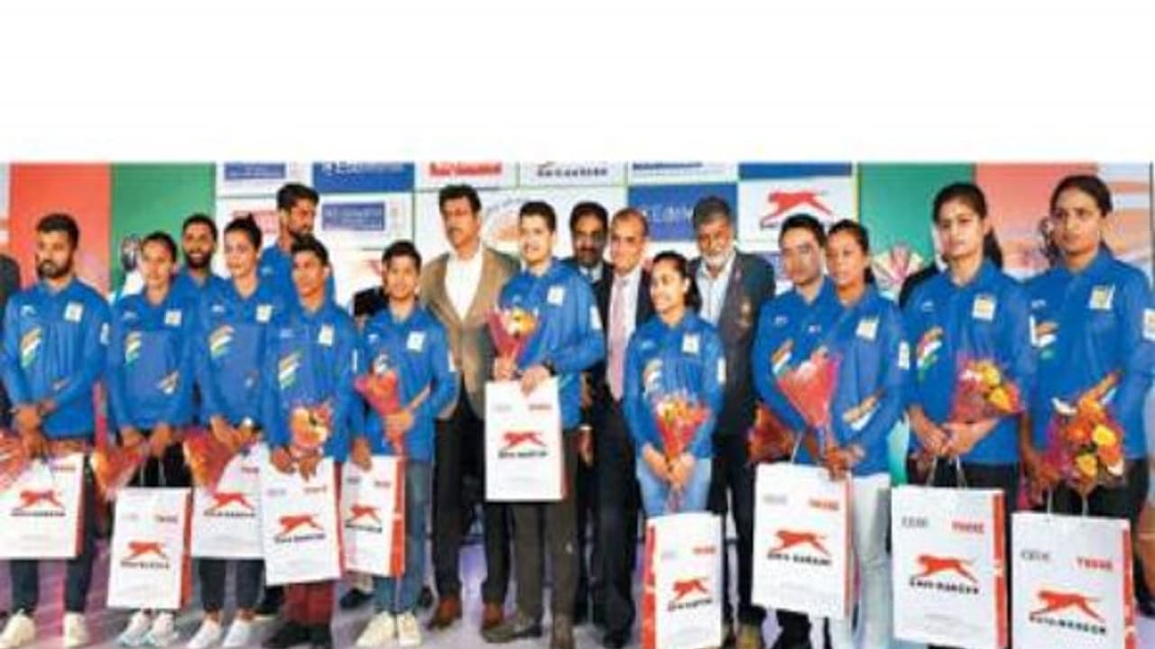 விளையாட்டுத் துறையில் இந்தியா தன்னிறைவு பெற தனியார் துறைகளின் ஆதரவு கேட்கிறார் விளையாட்டுத் துறை அமைச்சர்... விளையாட்டுத் துறையில் இந்தியா தன்னிறைவு பெற தனியார் துறைகளின் ஆதரவு கேட்கிறார் விளையாட்டுத் துறை அமைச்சர்...