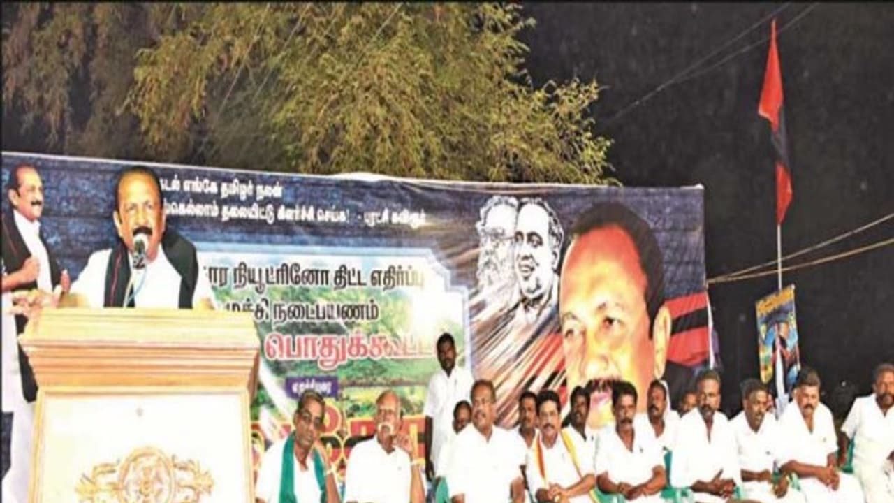 மோடி காலால் இட்ட கட்டளையை எடப்பாடி தலையால் செய்து முடித்திருக்கிறார் எதை சொல்கிறார் வைகோ... மோடி காலால் இட்ட கட்டளையை எடப்பாடி தலையால் செய்து முடித்திருக்கிறார் எதை சொல்கிறார் வைகோ...