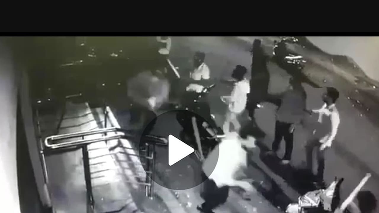 ఆర్థికమంత్రి ఇలాకాలో అరాచకం... రెచ్చిపోతున్న అల్లరిమూకలు ఆర్థికమంత్రి ఇలాకాలో అరాచకం... రెచ్చిపోతున్న అల్లరిమూకలు